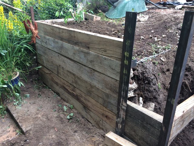  Construction process for a timber retainign wall with ground anchors 