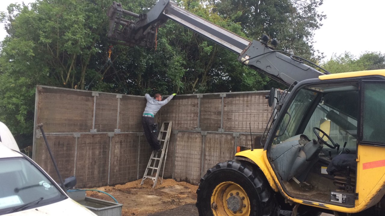  Dismantling modular stables for transport 